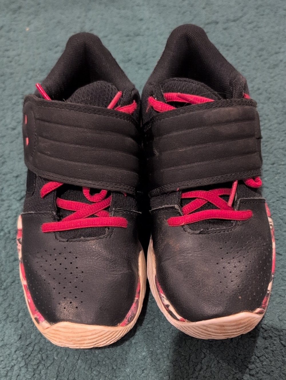 Under Armour 2.5y Kids Black Sneakers with Red